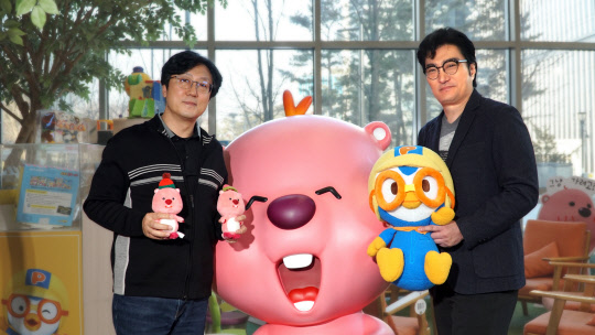 판교테크노밸리에 소재한 '아이코닉스' 사옥의 1층 뽀로로 카페에서 '아이코닉스' 최중구(왼쪽) 부사장과 이희대 광운대 OTT미디어전공 교수가 《희대의 NOW 구독중》 인터뷰를 마치고 루피와 뽀로로 캐릭터들과 함께 기념 촬영 중이다.